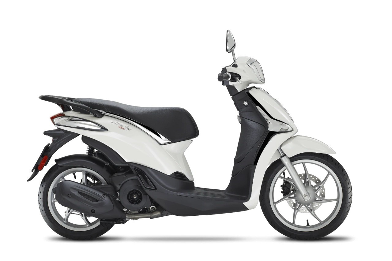 <div class='descrGalleryTitle'>Piaggio Liberty</div><div class='descrGalleryText'><p>Altro grande classico, ma che porta con sé marchio italiano. A differenza del People S, il Liberty 125 non offre di serie la dotazione con parabrezza, bauletto e presa USB, tutto è disponibile come optional. Prevede comunque uno spazio per i documenti nel retro scudo e <b>sotto la sella</b>, sbloccabile molto comodamente tramite un pulsante a manubrio, è presente un secondo vano, più capiente, che arriva a contenere un casco jet. Non manca il classico gancio porta borse. Le ruote sono anche per il <a href="https://www.dueruote.it/listino/piaggio/liberty-125/" target="_blank">Liberty</a> da 14 e 16”; il freno anteriore è a disco mentre il <b>posteriore a tamburo</b>. Il prezzo parte da 2.999 euro.&nbsp;&nbsp;</p>
</div>